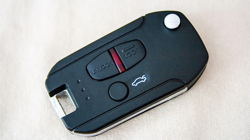 Automotive remote key fob for checking vehicle compatibility
